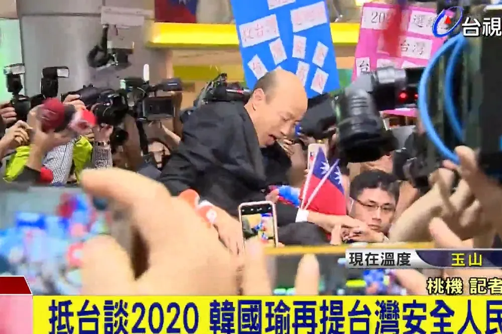【接機暴動】韓粉熱情抱大腿高抬　韓國瑜情急大喊：統統不要動