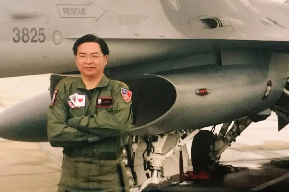 【進擊的吳釗燮】推特貼F16戰機合照　感謝美方對我飛行員作戰訓練　