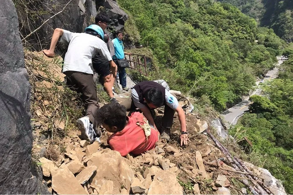 【銅門大地震】中橫落石砸傷2人　馬來西亞男子一度無生命徵象