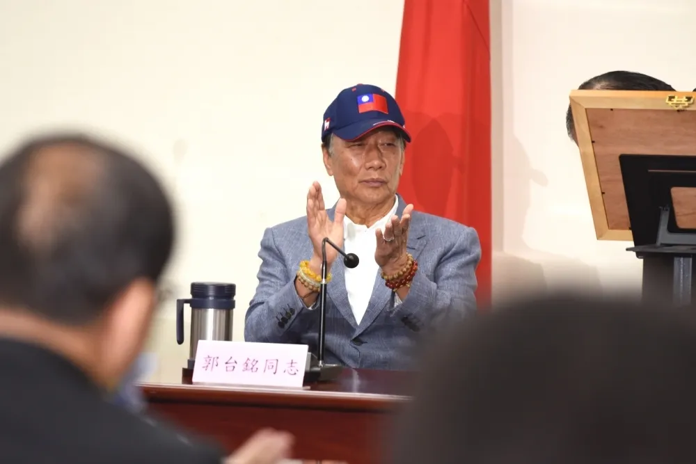 郭台銘稱「民主不能當飯吃」遭曲解 　臉書辦投票控蔡英文斷章取義