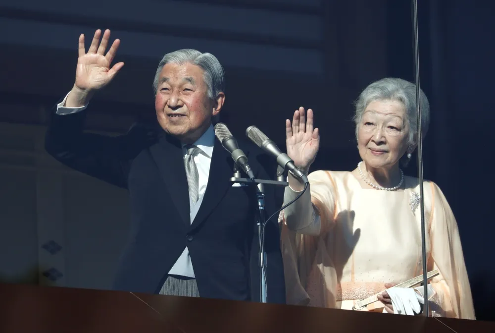 明仁天皇歡慶84歲生日　上萬民眾前往皇居道賀