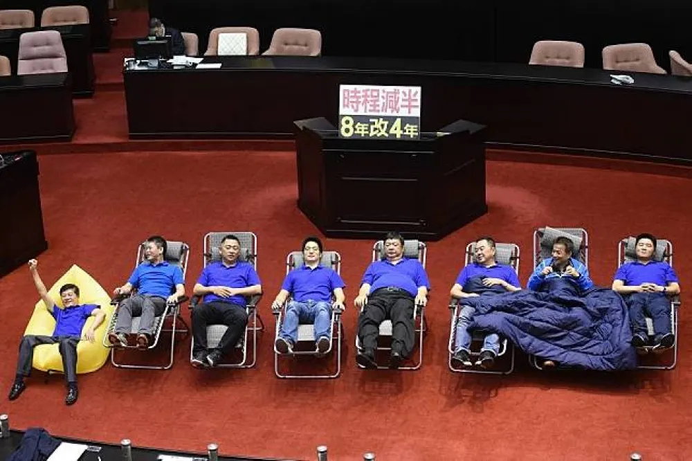 【白忙一晚】藍委沙發床夜宿議場　今早結束占領主席台