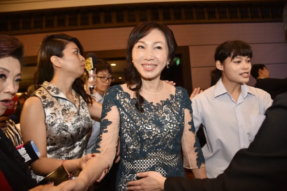 【韓流傳記掀戰】黃光芹控150萬版稅被領走　李佳芬喊冤沒動用