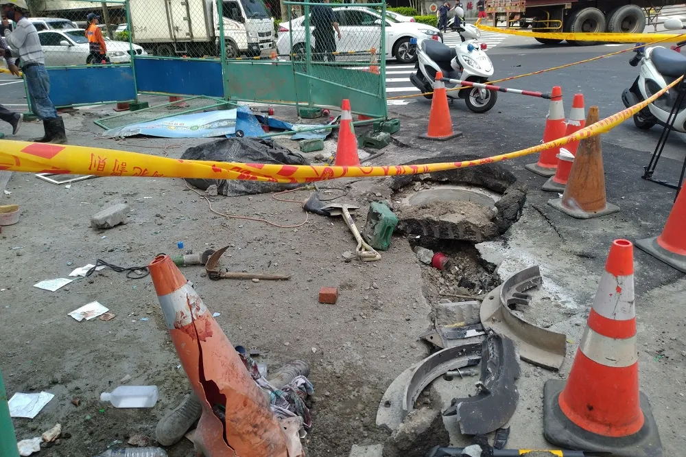 板橋氣爆炸飛人孔蓋　3工人送醫、鄰近工廠車輛遭殃　