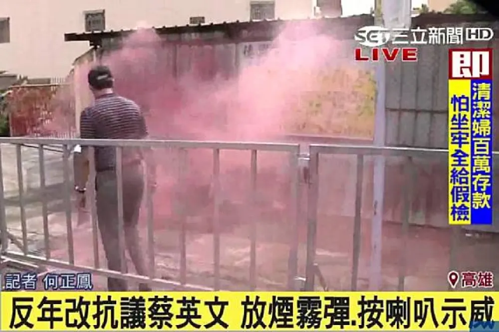小英車隊遭煙霧彈襲擊　 千名警力保護未受驚擾