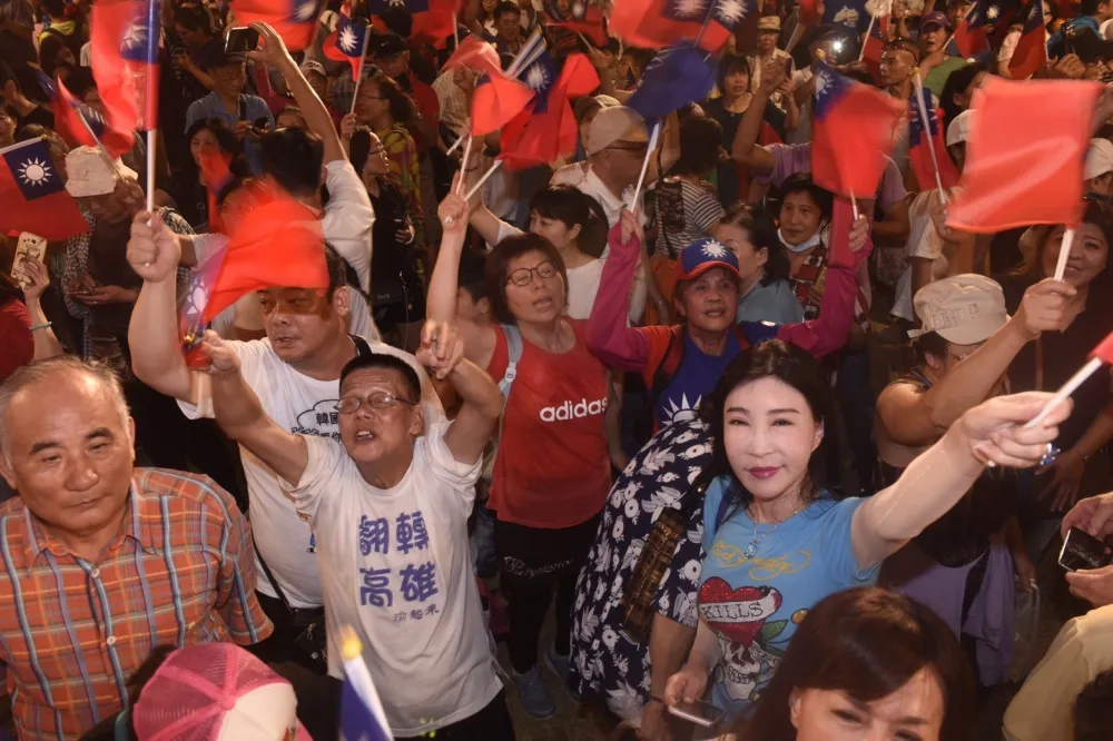韓粉揮旗拱韓國瑜選總統　教授徐世榮酸：是否侮辱國旗？