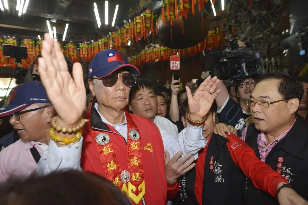 【喊國防靠和平】郭台銘「為何中國人要打中國人」　遭蔡賴酸爆