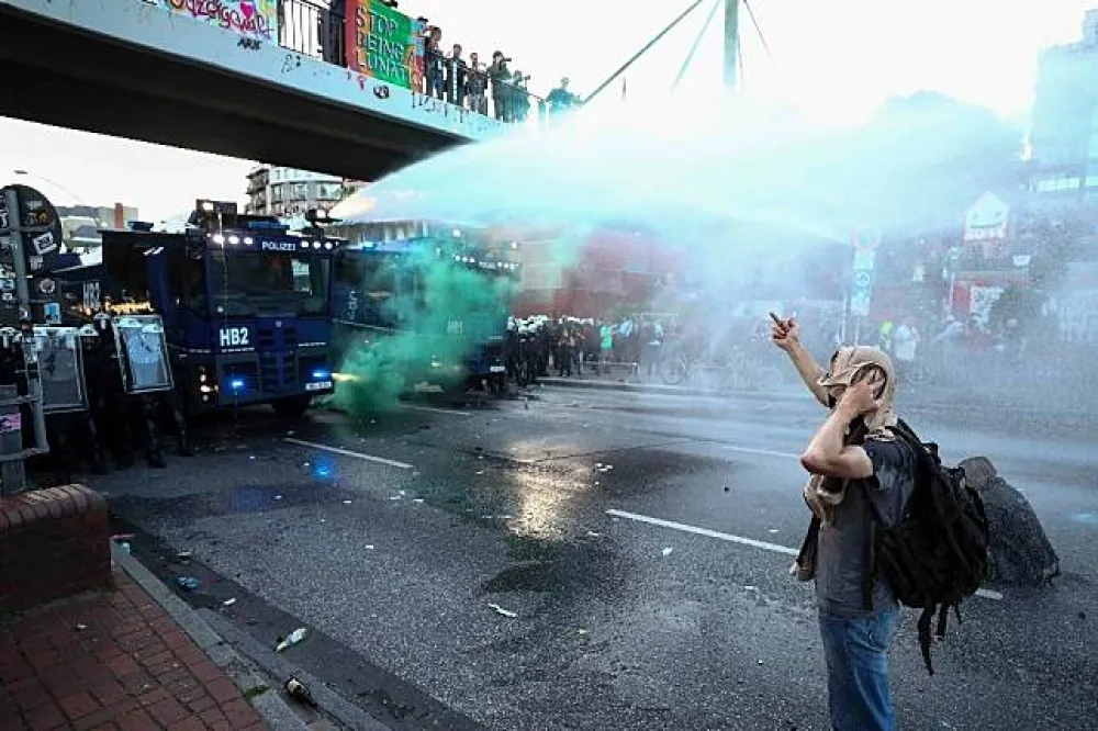 【G20漢堡峰會】警民衝突變調　水柱胡椒噴霧驅離抗議人群