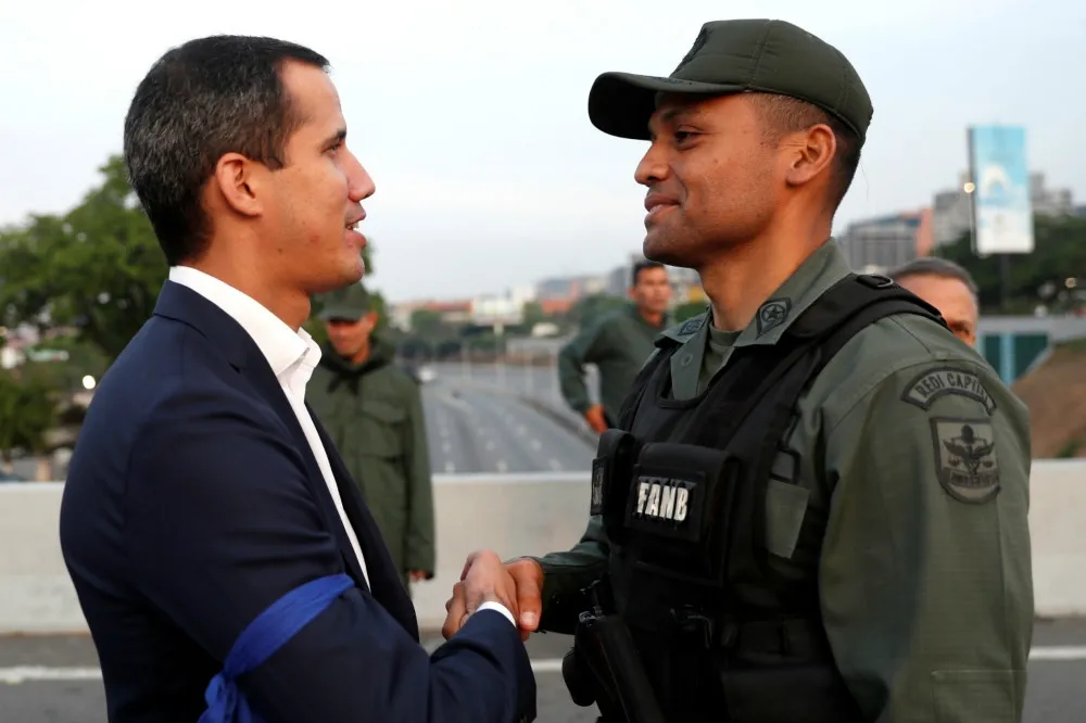 反對派領袖瓜伊多呼籲委內瑞拉軍隊起義　「是時候推翻馬杜洛了！」