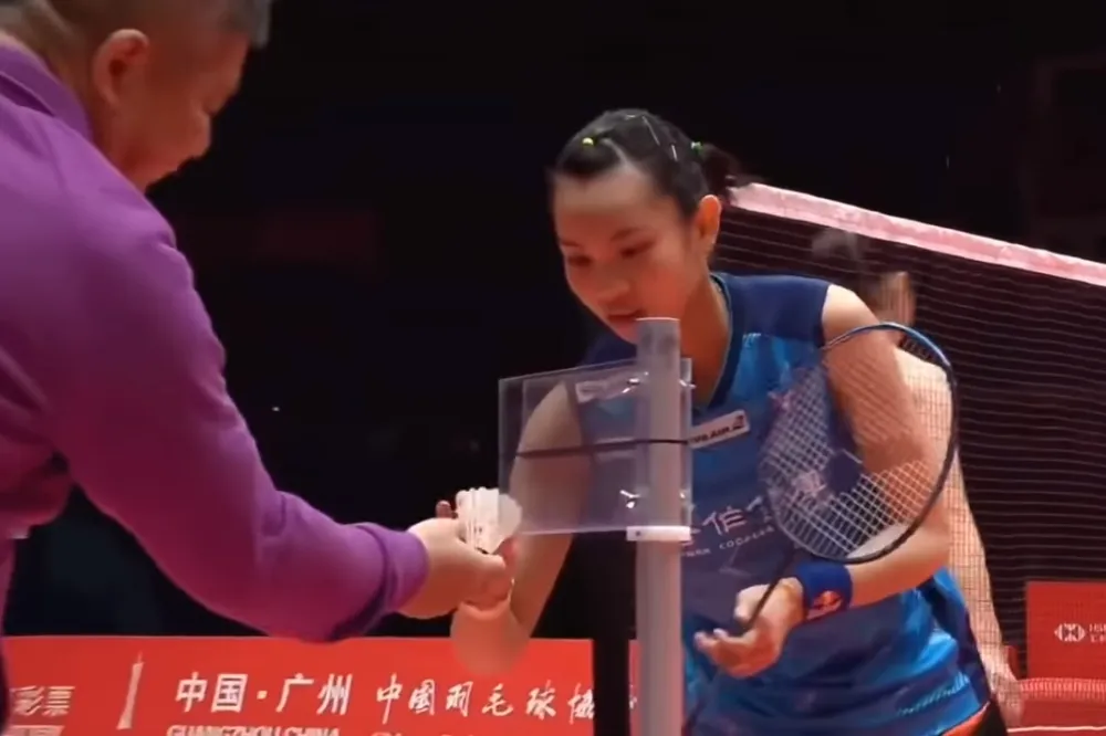 【球后風範】戴資穎賽後撿球日常　網友驚嘆：球在對面都不放過