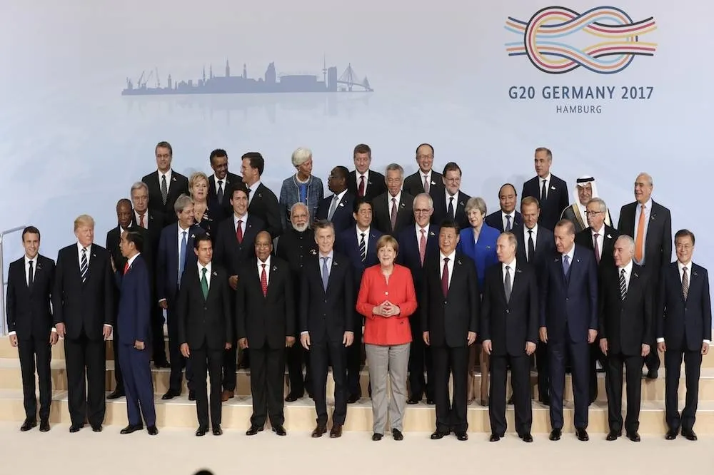【G20漢堡峰會】各國領袖來個大合照　川普為何變成邊緣人？