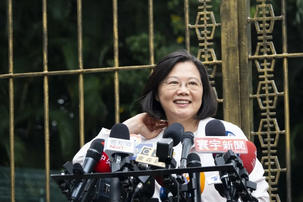【英賴對決】民調首次逆轉勝　細數「辣台妹」如何開低走高