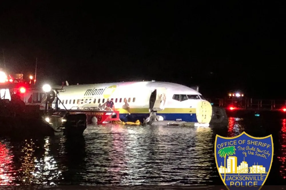 美軍用波音737包機墜佛州河中　機上143人全數生還