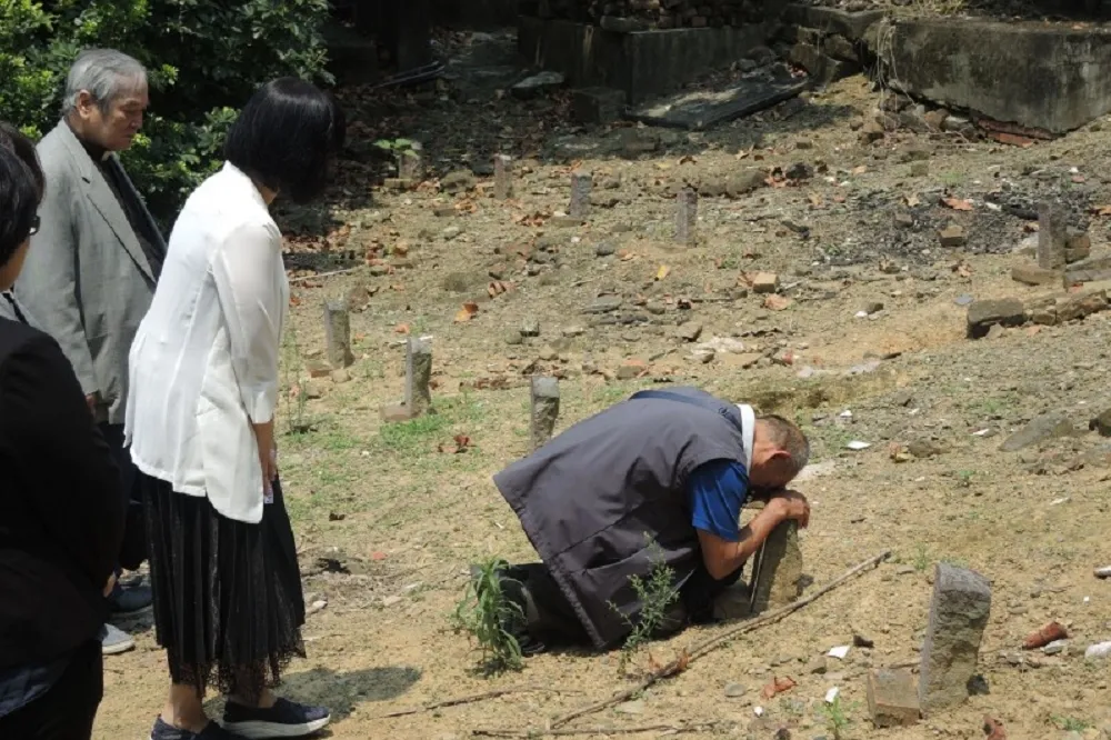 社評：那終於跪在父親墳前的68歲遺腹子