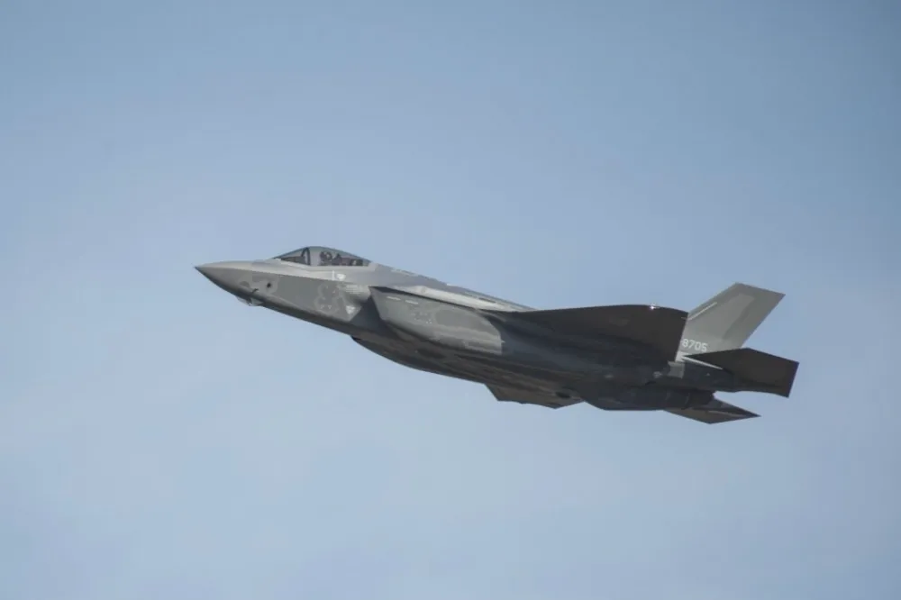 搜尋墜毀F-35A戰機最新進展　日防相：已找到一部分黑盒子與座艙罩