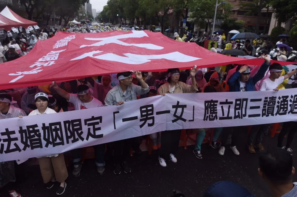 幸福盟不滿漠視公投要蔡英文下台　抗議人潮「突襲」總統府
