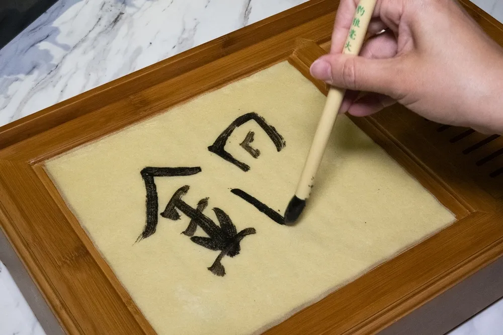 【有片】讓用餐更有趣！『新這一鍋』主打煙霧飄渺神仙牛肉、筆墨書法豆腐紙　