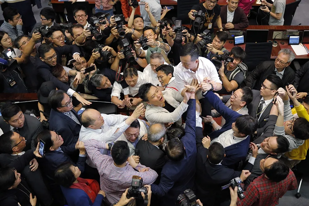 【香港反送中】立法會修訂《逃犯條例》全武行　民主派議員遭毆送醫