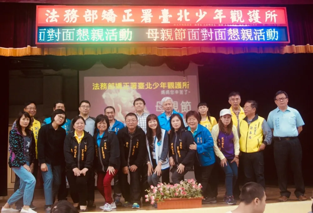 北少觀所 母親節面對面懇親  送卡片花朵擁抱淚悔情