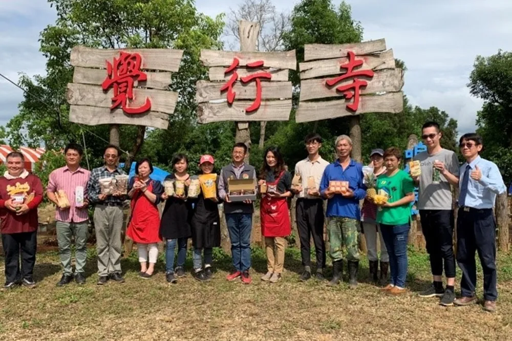 覺行寺佛誕浴佛法會期間展出農特產　苗栗在地好物買氣暢旺