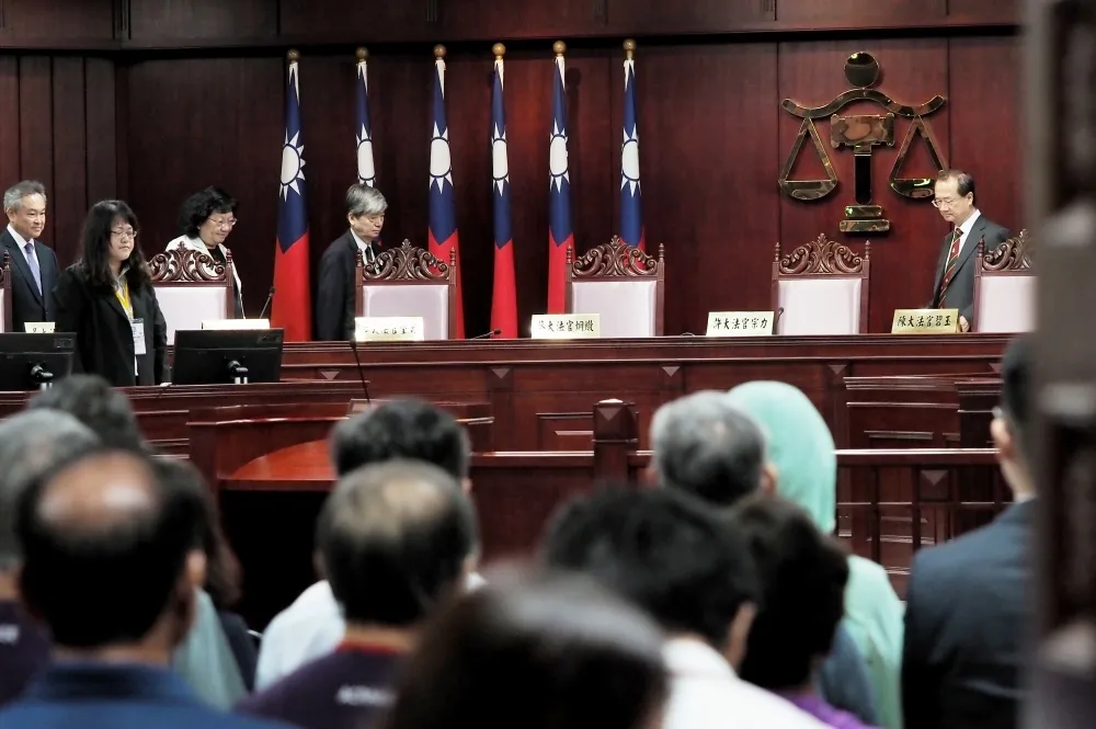【公教年改釋憲交鋒】聲請立委不進場　大法官：年改讓退休金越領越少是否合理？