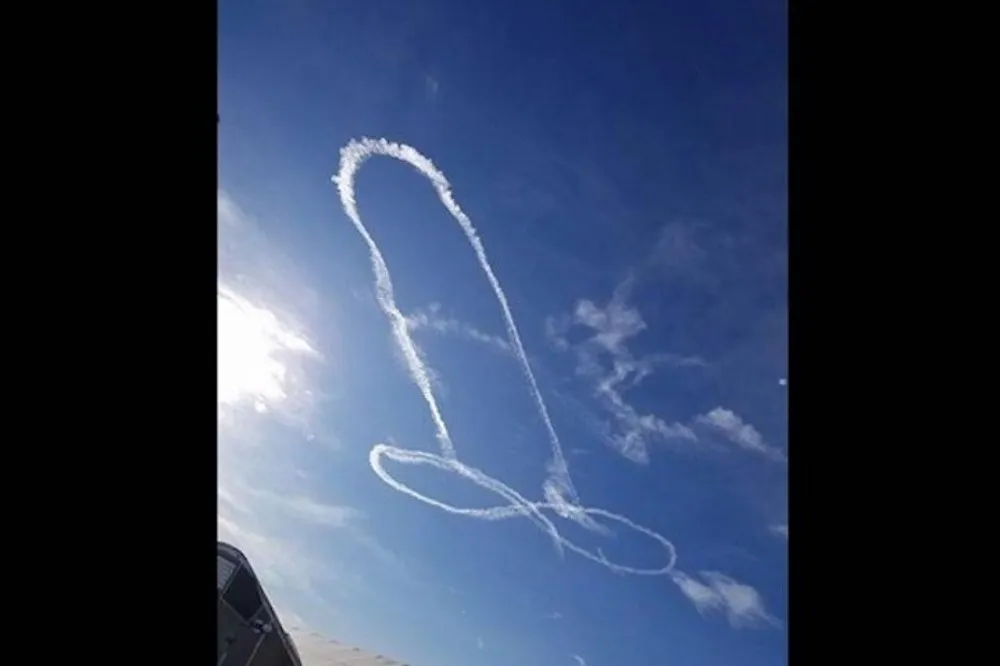 一時興起用戰機在空中畫「LP」闖禍　美海軍2飛行員留下尷尬紀錄