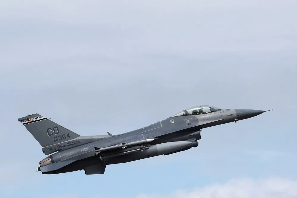 美F-16戰機墜毀加州倉庫　飛行員彈射逃生平安獲救