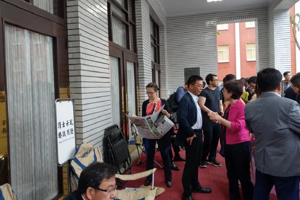 【同婚專法表決】 綠委上午7時進入立院備戰　蔡英文送早餐打氣