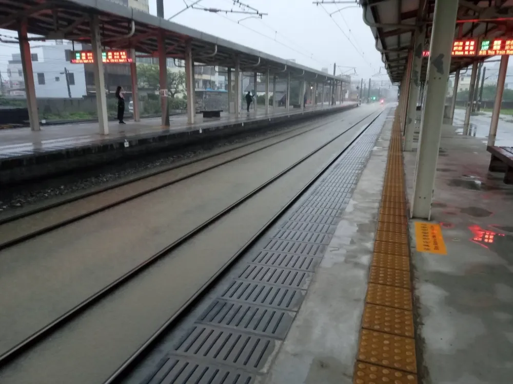 【有片】雨襲新竹　水淹鐵軌台鐵香山站「警戒中」