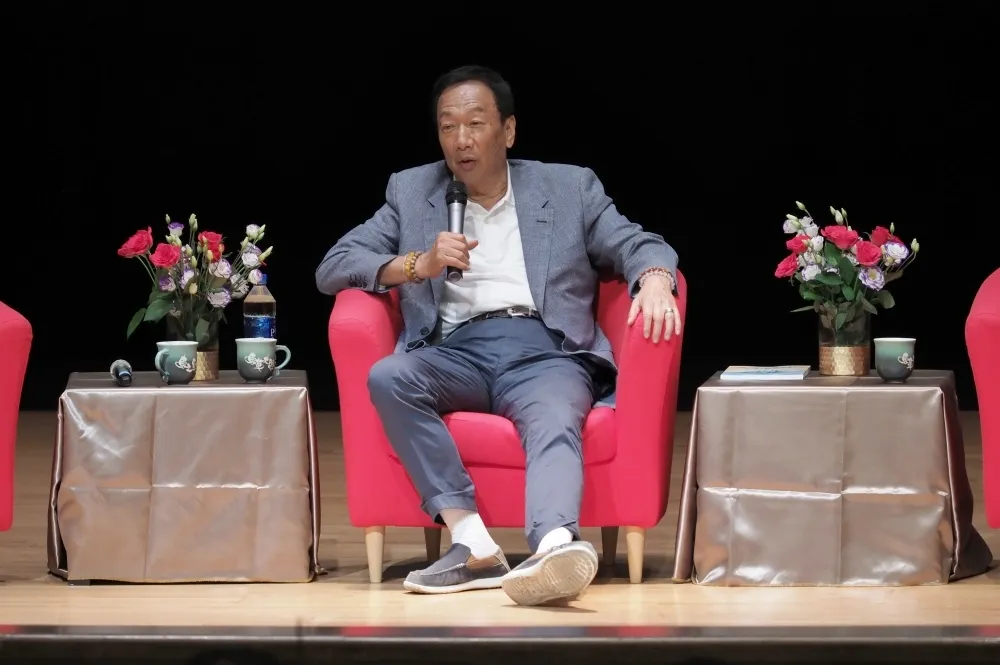 東華學生籲勿口號治國　郭董回應暗酸韓：做不到的事含蓄一點