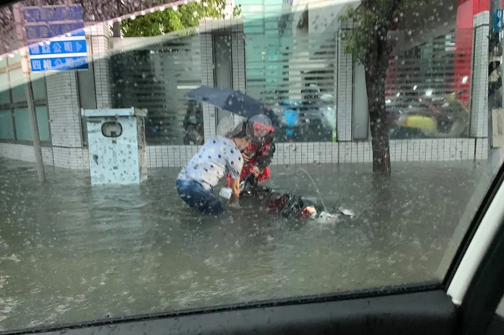 【有片】雷雨猛灌風城釀43處淹水　竹北馬路驚見「海波浪」