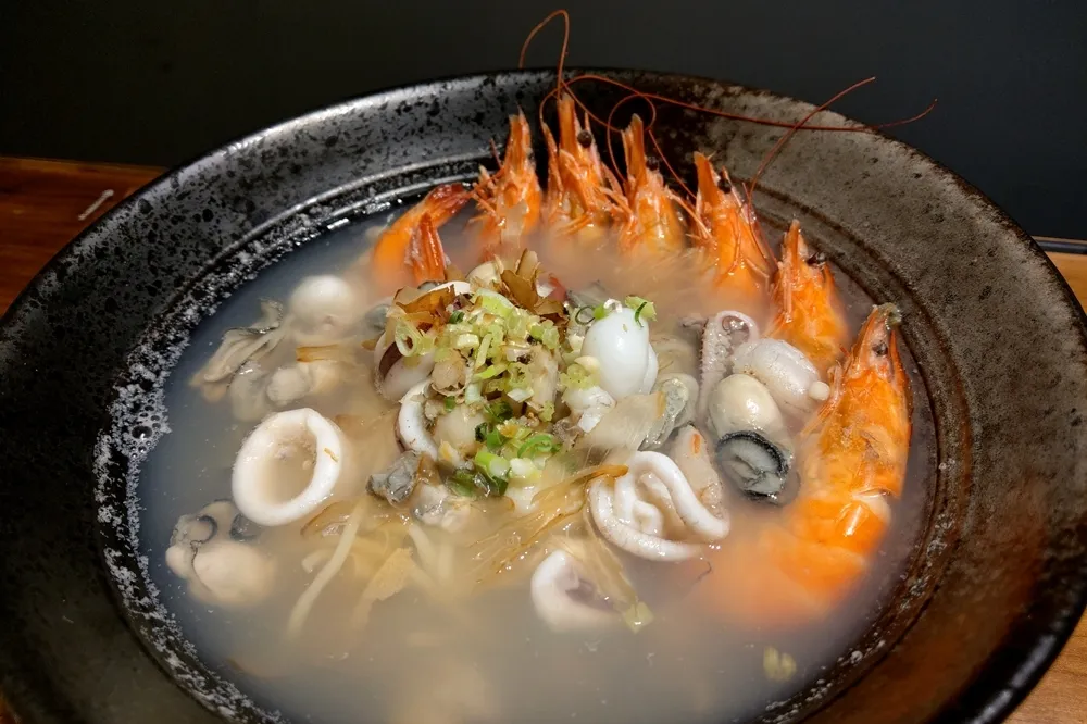 海鮮控必嘗！「翊進海鮮饌食館」澎湃海鮮拉麵　一碗就能吃到 7 種海鮮
