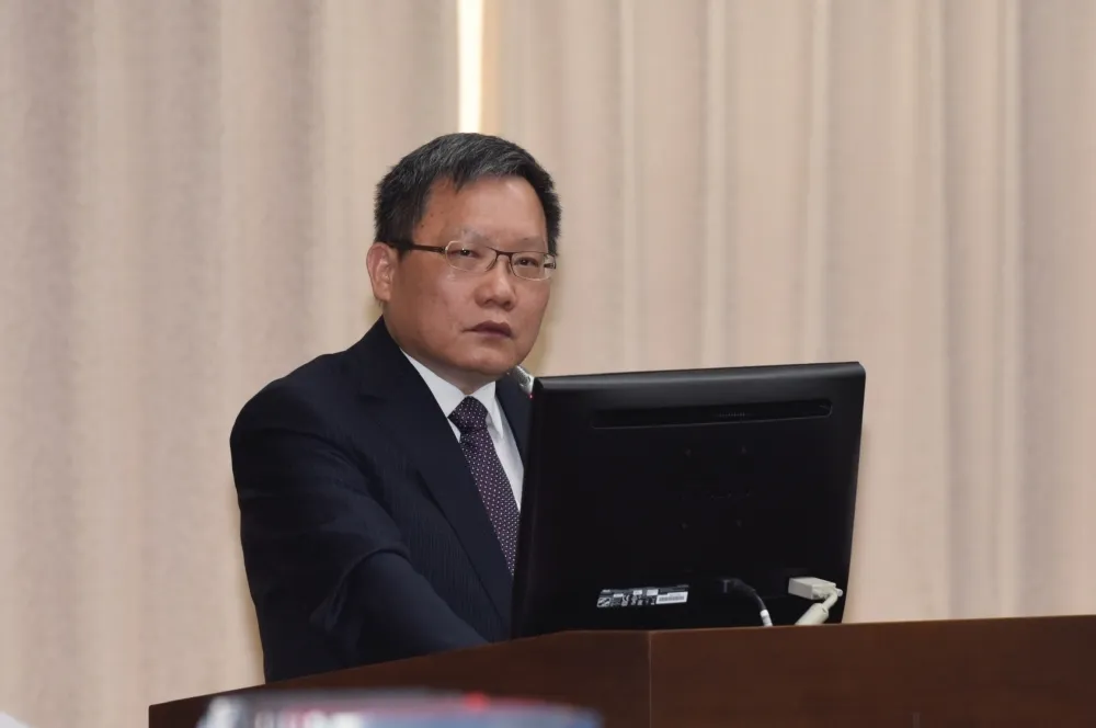 海關扣押加熱菸挨轟「於法無據」　財長坦承：現在是暫扣押