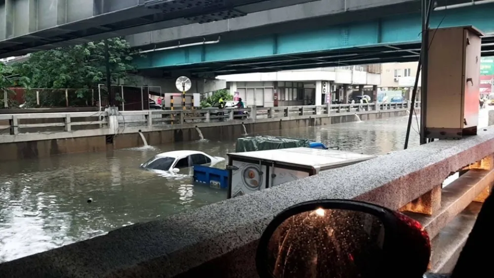 【中南部防淹】雨襲輔大變「浮大」　埔里山區路坍、貨卡陷落