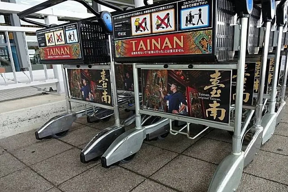 台南寺廟彩繪修復職人　現身大阪關西機場廣告