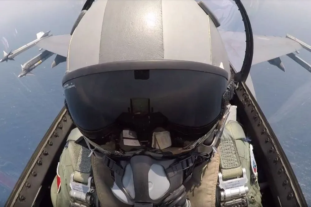 【有片】F-16駕駛艙內視角！　捕捉響尾蛇飛彈發射瞬間