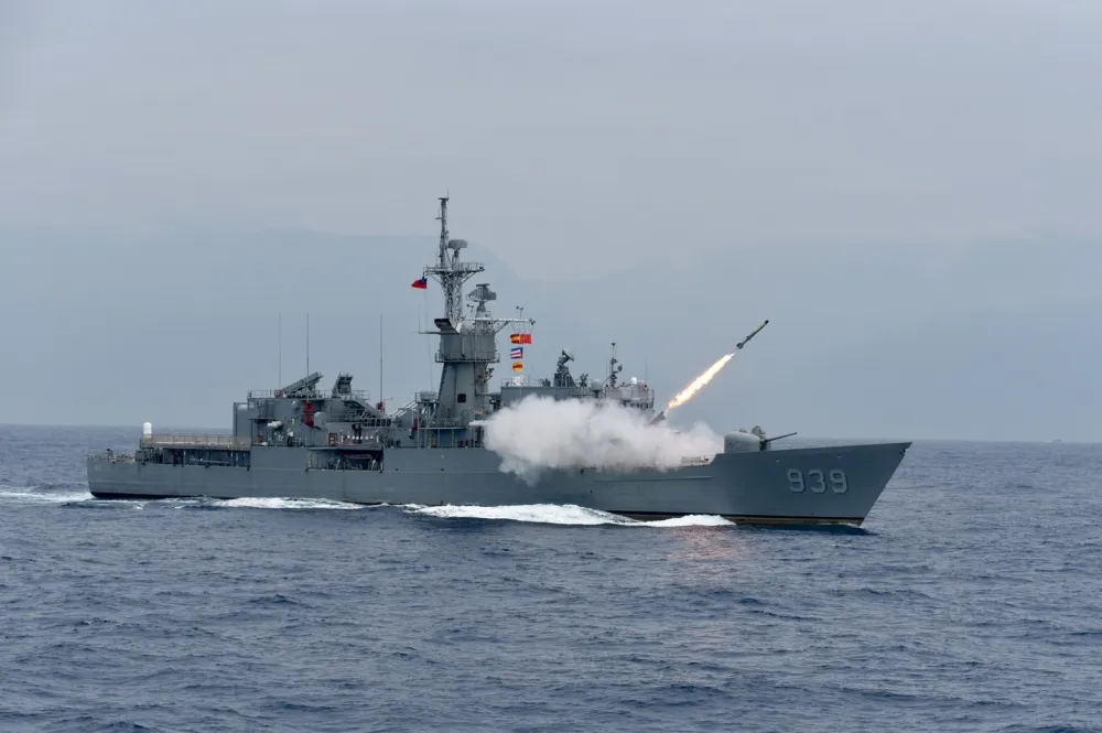 【軍事迷看過來】東部海域戰備任務操練　實彈火光衝擊視覺