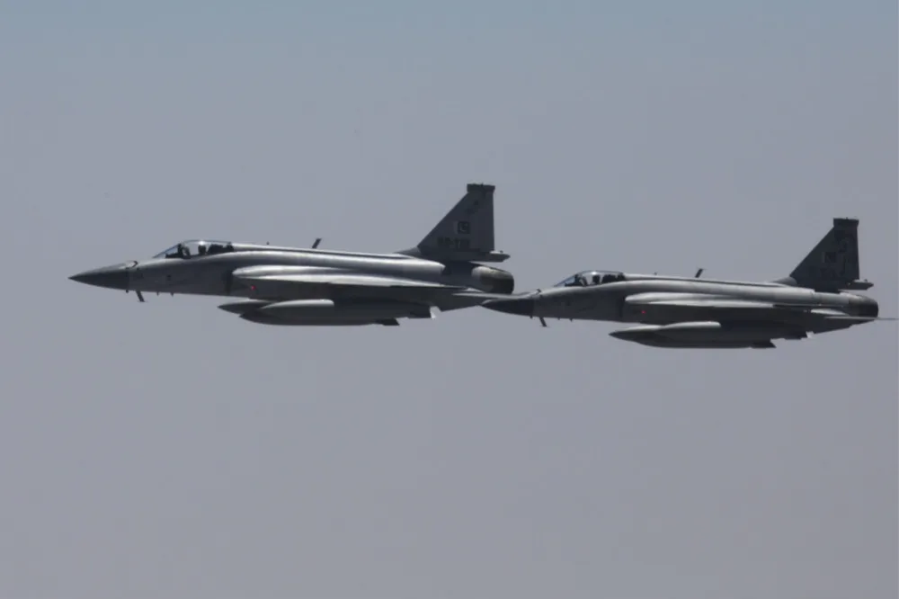 歷經2年維修升級　中國向巴基斯坦交付首架延壽「梟龍」戰機
