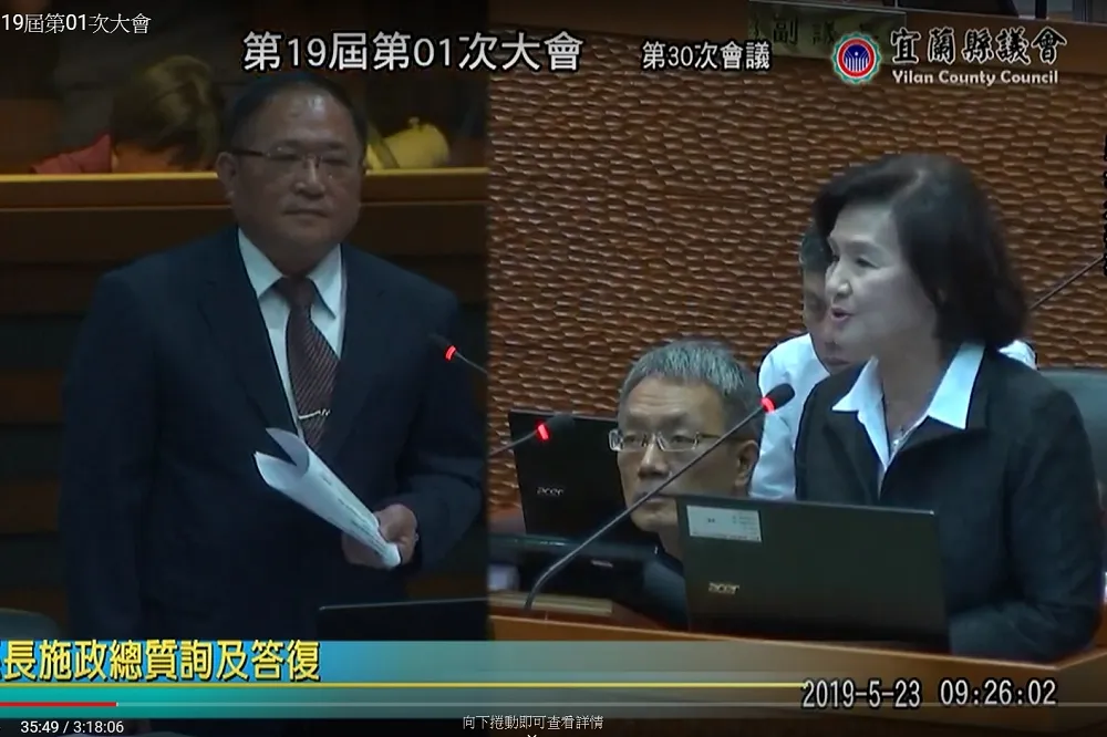 【縣府新創意？】林姿妙上備詢台秘書長坐一旁　挨轟：只會握手走攤