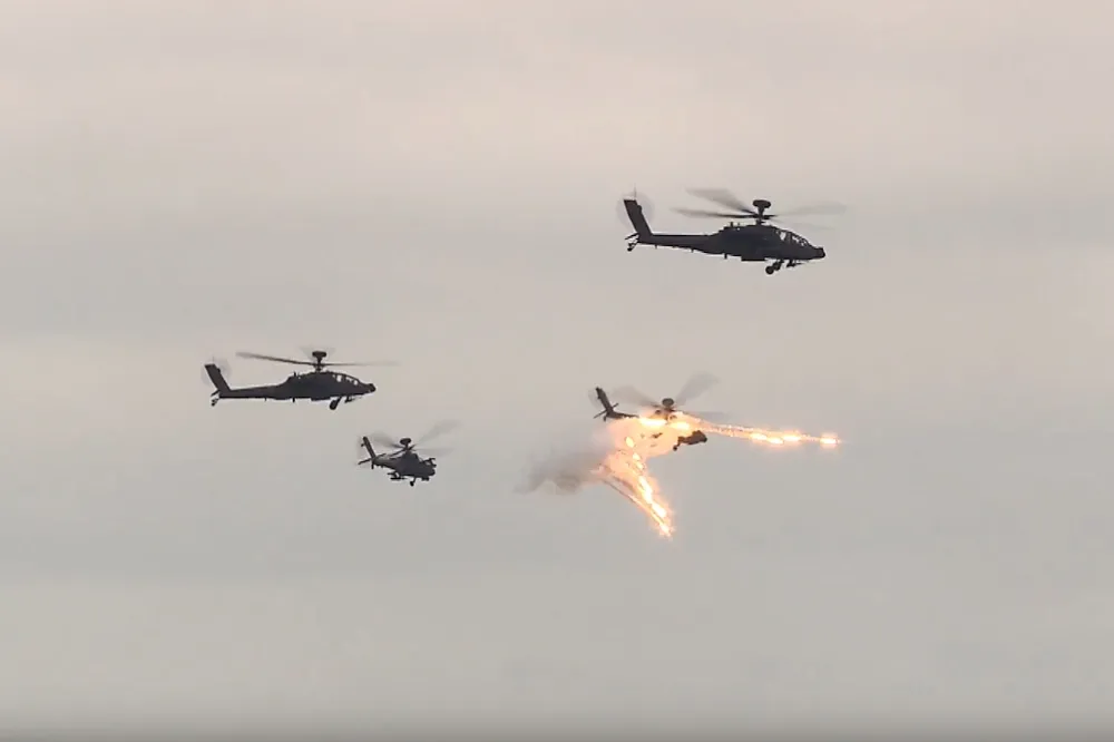 【有片】陸海空火力大爆發！　第4作戰區實施「聯合灘岸殲敵作戰實彈射擊」