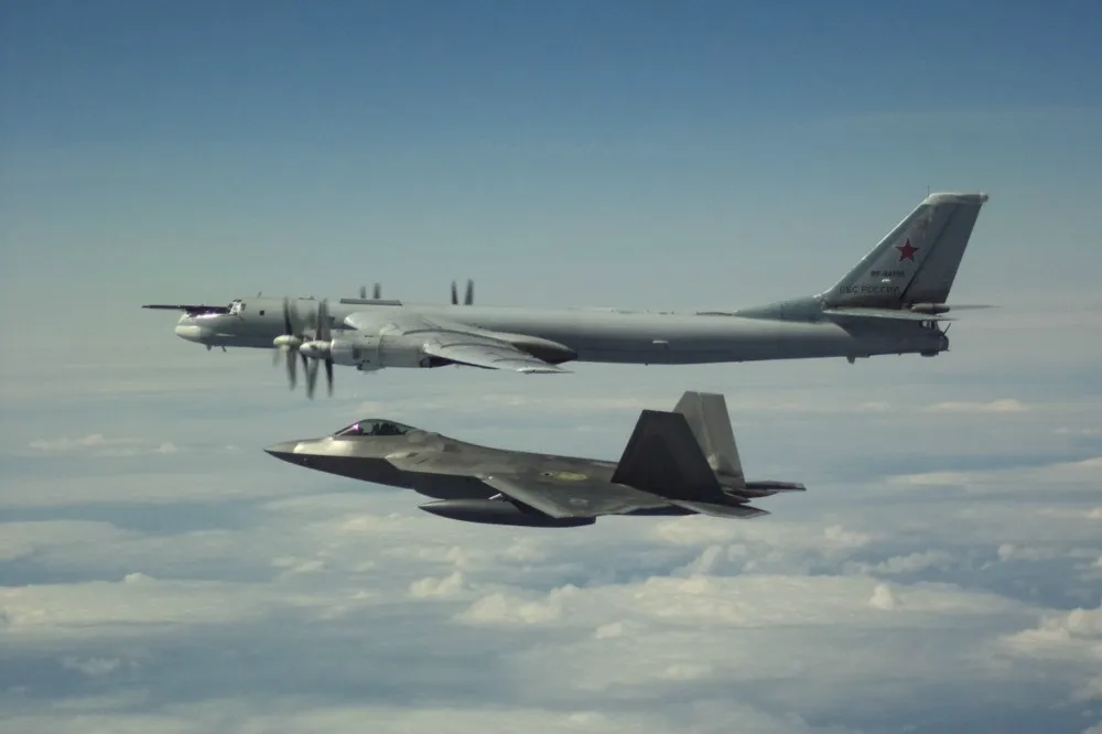 俄圖95與蘇愷35連兩天騷擾阿拉斯加　美軍遣F-22戰機升空監視