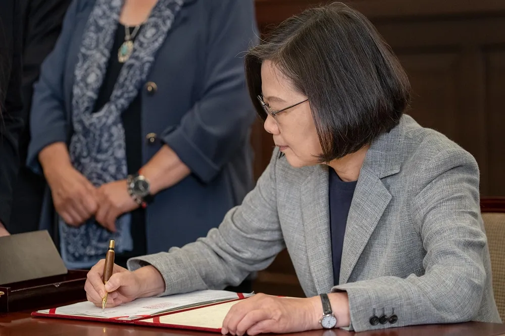 蔡英文暖贈同婚專法簽署筆　祁家威：將攜筆替新人簽字