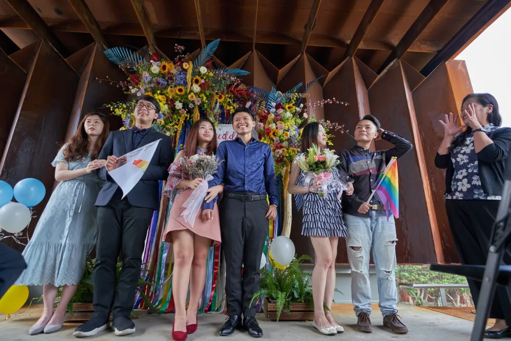 歷史性一刻！竹市護城河「幸福盒子」前結婚派對　新人立下結婚誓言感動落淚
