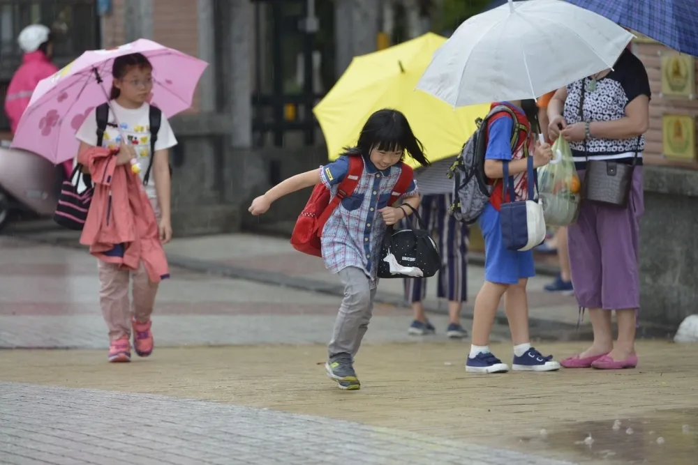 【鋒面接近】全台天氣劇變時雨時晴到周三　嚴防午後雷雨