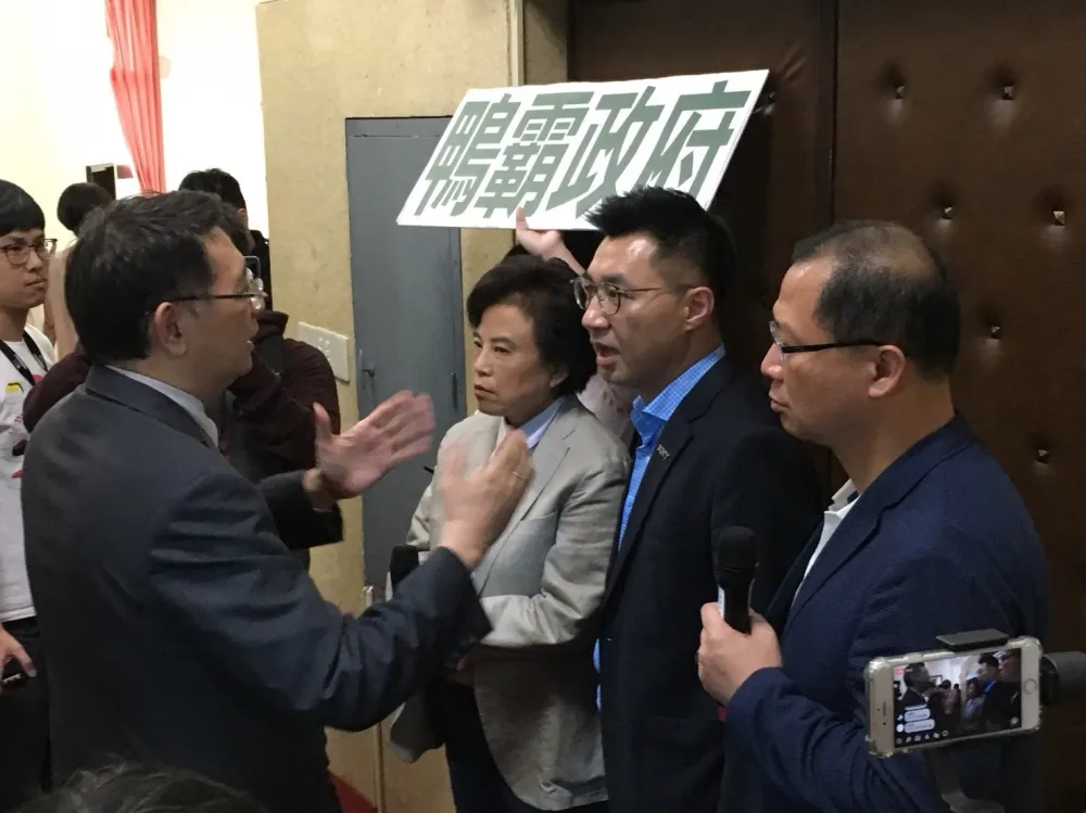 【護航李進勇】綠委搶入議場占領主席台　藍怒批：作弊黨出賤招