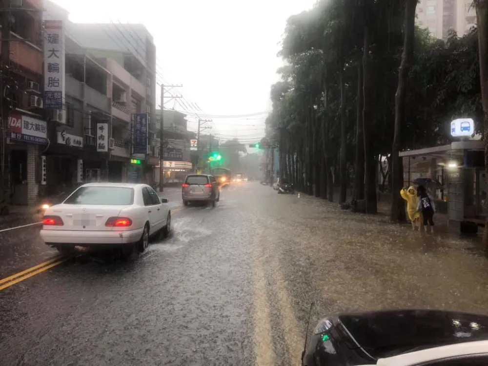 【水溝蓋演「水舞秀」】大雨狂襲　新北、桃園、苗栗時雨量破百多處積水