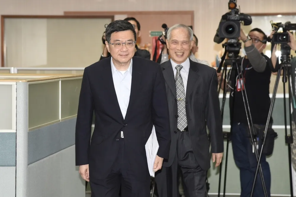 綠營中執會再戰初選辦法　蘇系蔡憲浩登報高呼「徵召蔡英文」