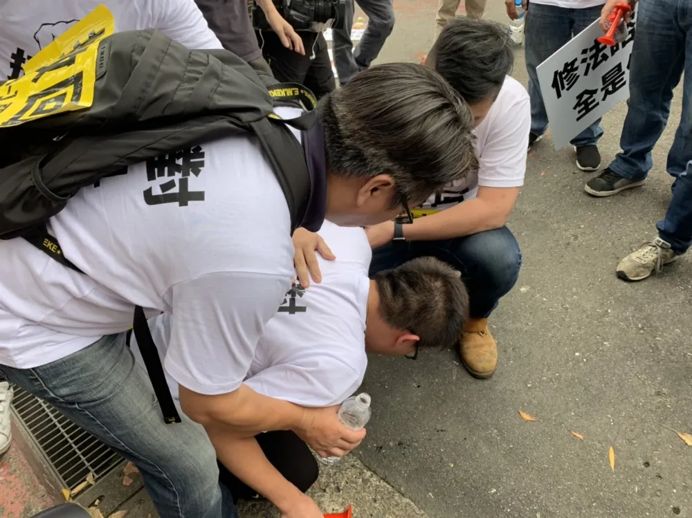 蛋洗政院抗議Uber條款　司機控警戳胸口