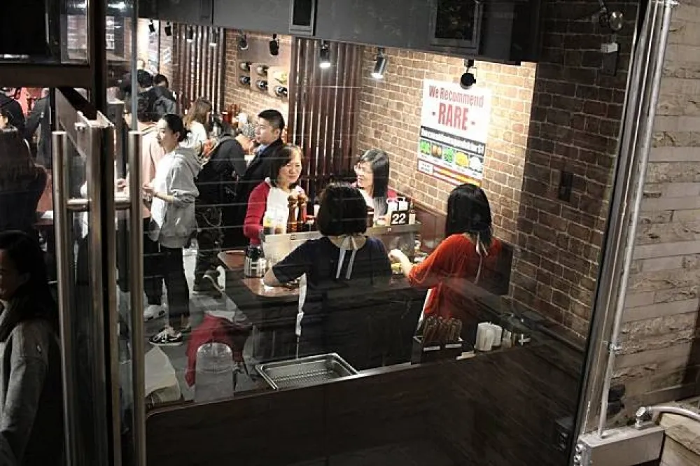 不敵美國飲食文化的差異　日本立食牛排考慮增設椅子　