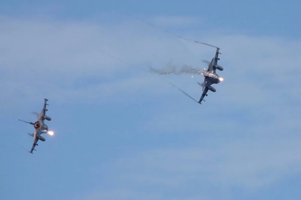 【圖輯】帥炸！AH-64E阿帕契突擊火焰彈　CM34機砲戰鬥車首操演